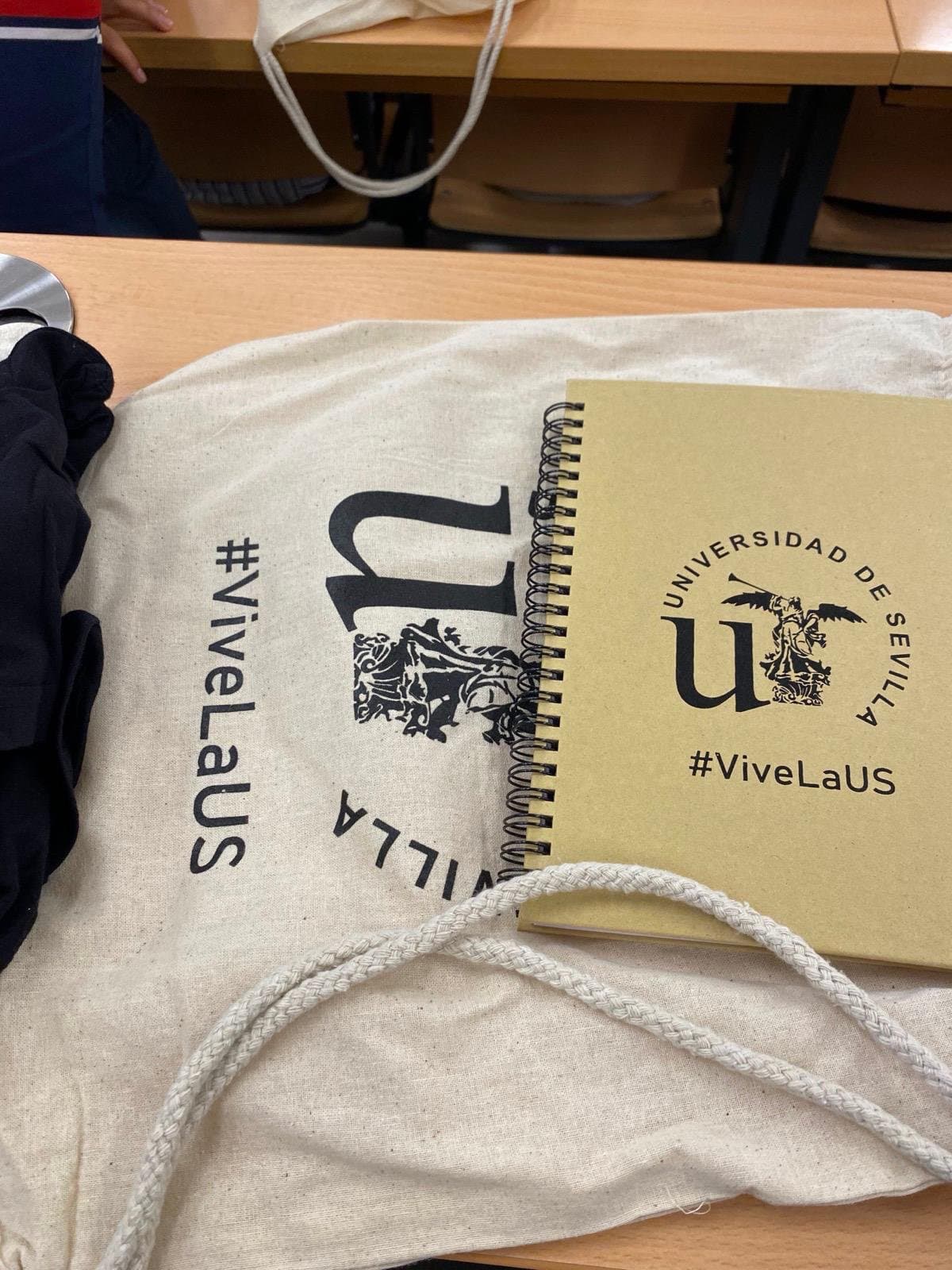 Cuaderno y mochila de la Universidad de Sevilla, #ViveLaUS